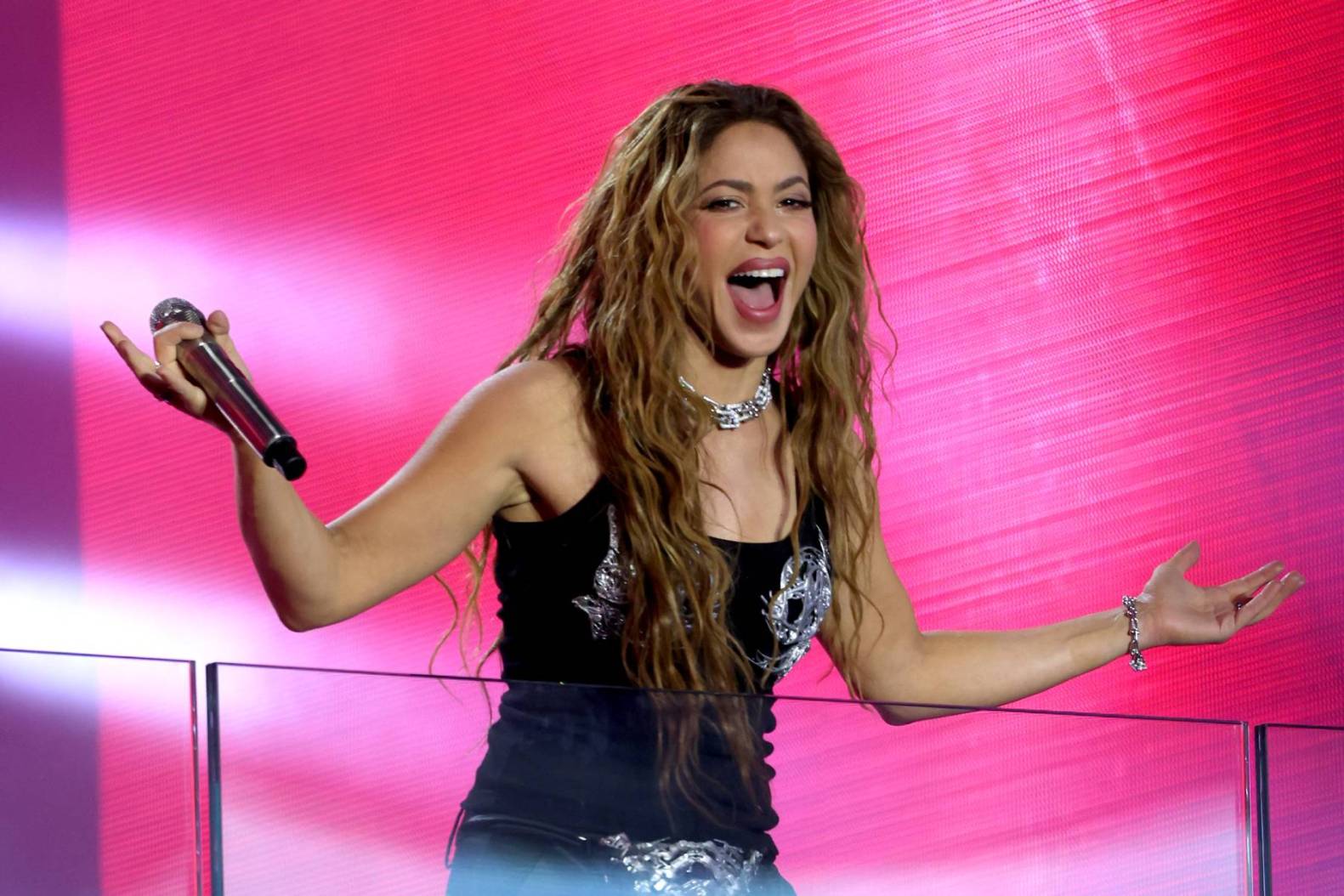 VIDEO. Shakira și-a surprins fanii cu un concert surpriză în Times Square. Cântăreața nu se oprește din a-l „detrona” pe Gérard Piqué