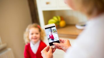 Cât de mult ar trebui să postăm despre copiii noștri online? Franța interzice sharenting-ul prin lege