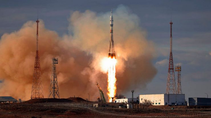 O rachetă cu astronauți de la NASA și din Rusia a decolat din Kazahstan, la câteva zile după ce lansarea a fost dramatic anulată