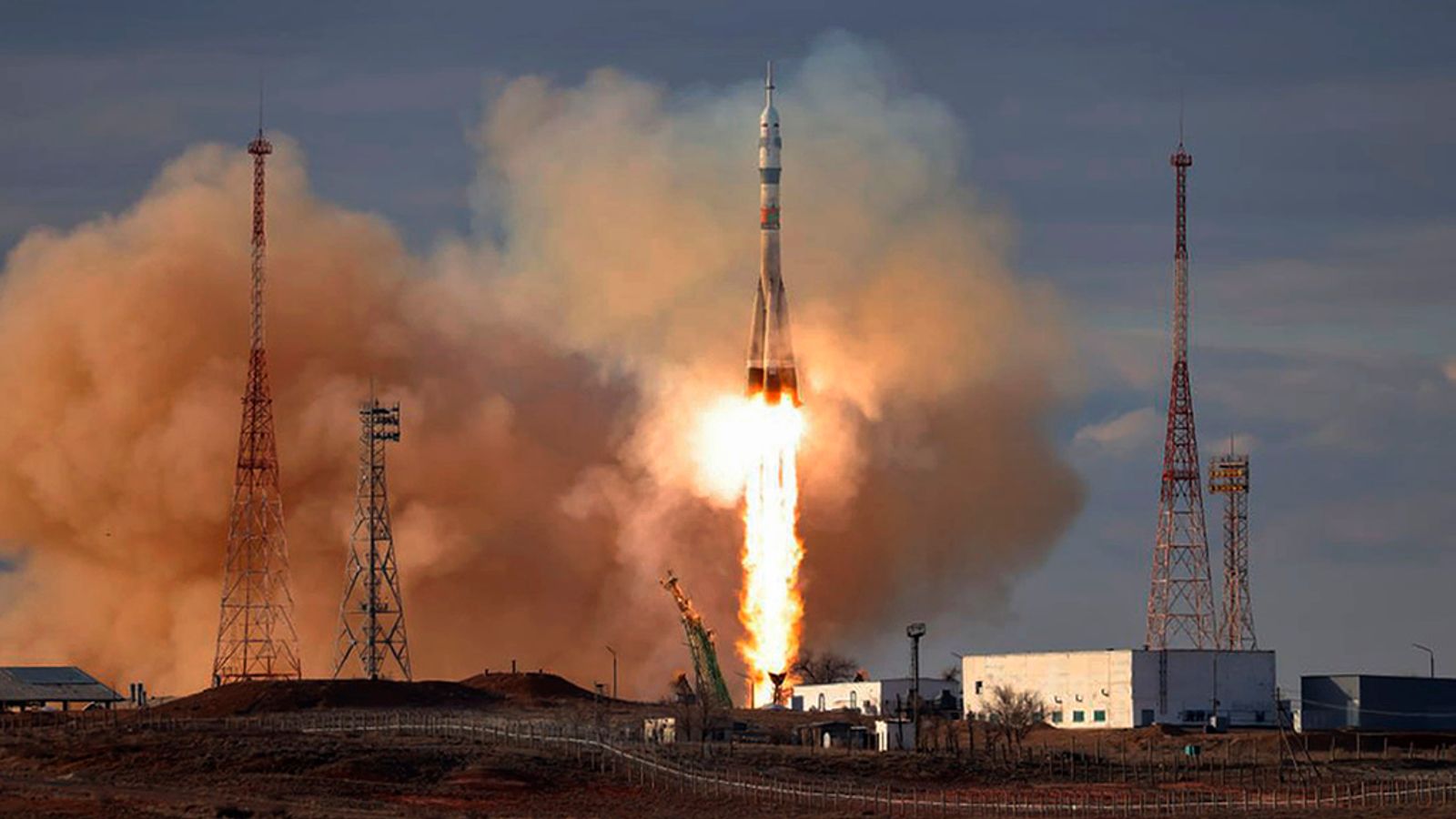 O rachetă cu astronauți de la NASA și din Rusia a decolat din Kazahstan, la câteva zile după ce lansarea a fost dramatic anulată