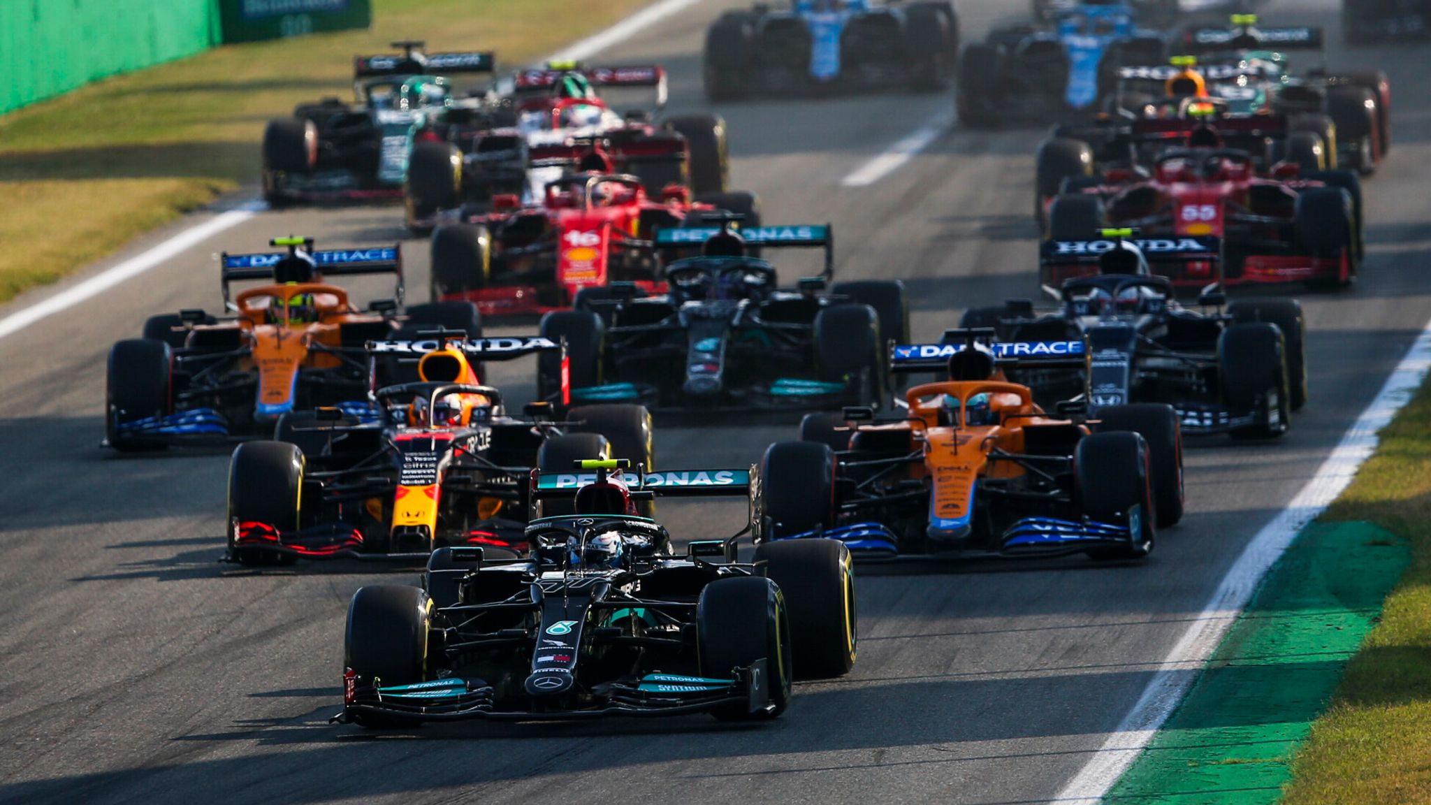 Carlos Sainz a câștigat Marele Premiu al Australiei, după ce Max Verstappen s-a retras