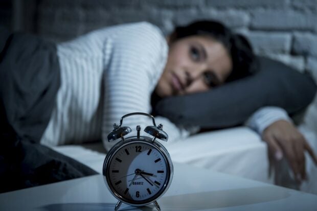 Cum tratezi insomniile? Mai mult de 50% dintre români dorm mai puțin de 7-8 ore pe noapte