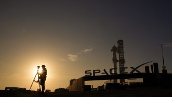 SpaceX construieşte o reţea de sute de sateliţi spion în baza unui contract secret cu o agenţie de informaţii din SUA