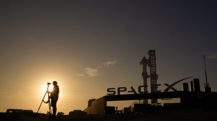 SpaceX construieşte o reţea de sute de sateliţi spion în baza unui contract secret cu o agenţie de informaţii din SUA