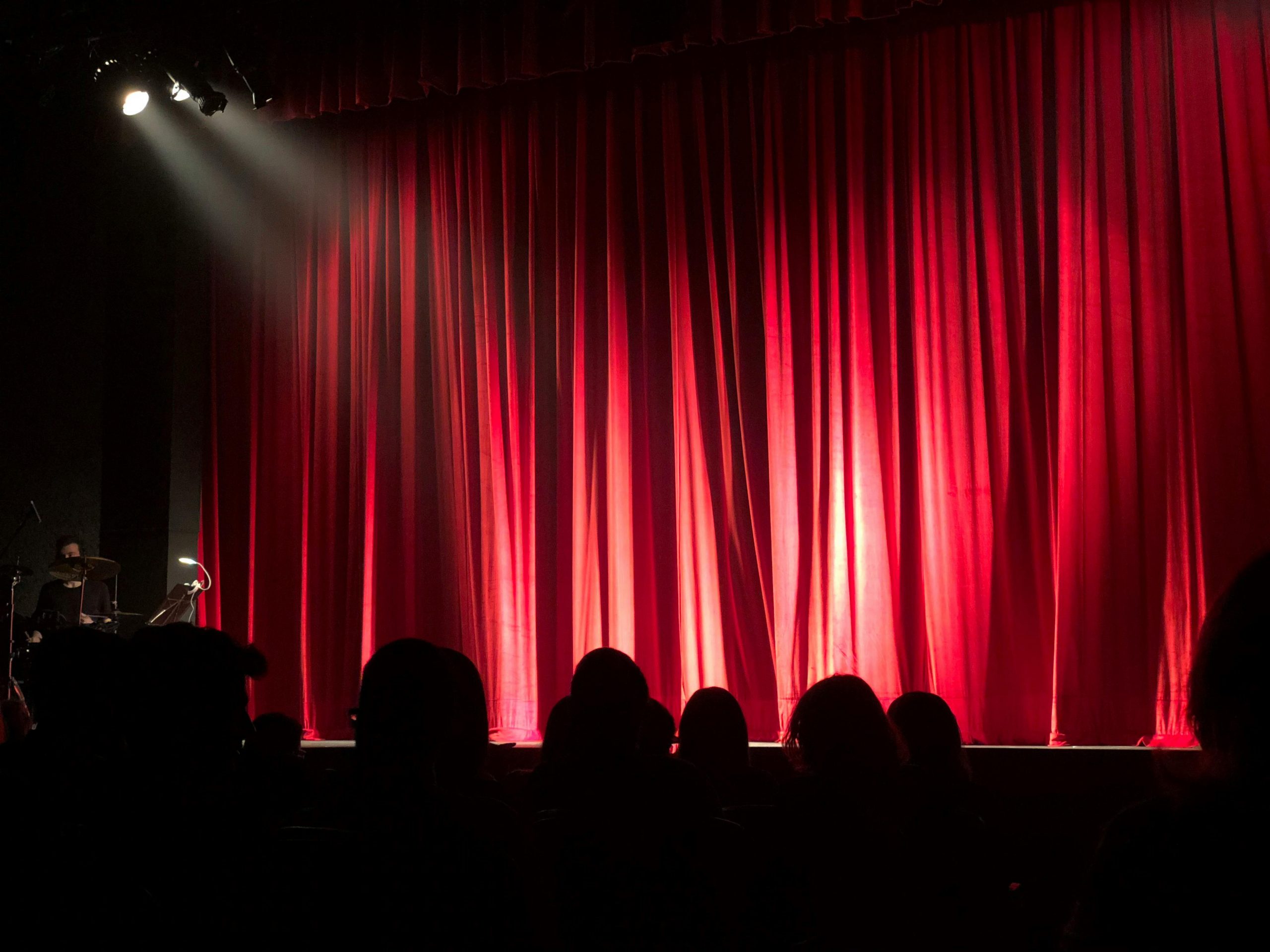 Teatrul decade pe locul al doilea în cultura românească. Tinerii preferă festivalurile