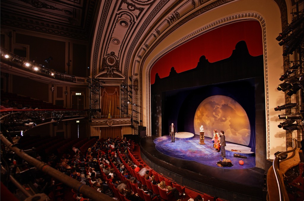 Astăzi este Ziua Internațională a Teatrului. Mai sunt românii consumatori de cultură?