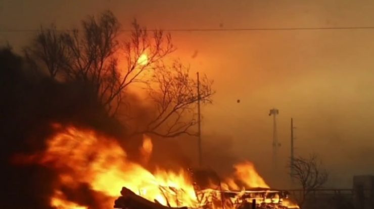 Zeci de incendii de vegetație provoacă haos în Texas. Peste 1,2 milioane de hectare au ars începând de duminica trecută