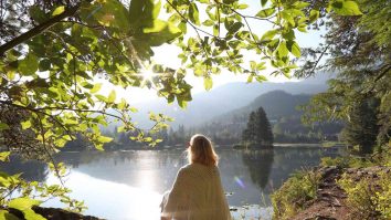 STUDIU. Poți „încetini” timpul. Ce impact au plimbările în natură asupra ta