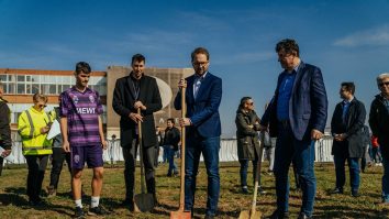 A început construcția stadionului Eroii Timișoarei. Clădirea va avea 10.000 mp și peste 10.000 de locuri