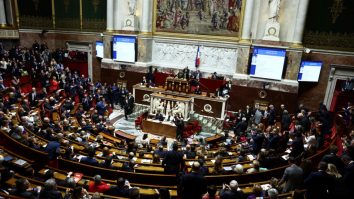 Macron obține mână liberă în Parlament pentru Ucraina. Deputații francezi au votat Acordul de Securitate