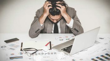 50% dintre angajații români suferă de burnout. Psiholog: „Ca depresia și anxietatea să nu se manifesteze la muncă, avem nevoie de un psiholog clinician”