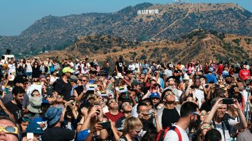 Americanii au fost „orbiți” de frumusețea eclipsei. Ce s-a întâmplat cu cei care au privit fenomenul fără ochelari de protecție