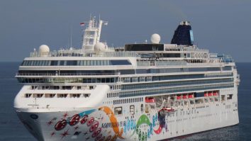 Croaziera Norvwegian Pearl le permite oaspeților să fie nud. Cât te coastă o călătorie cu vasul