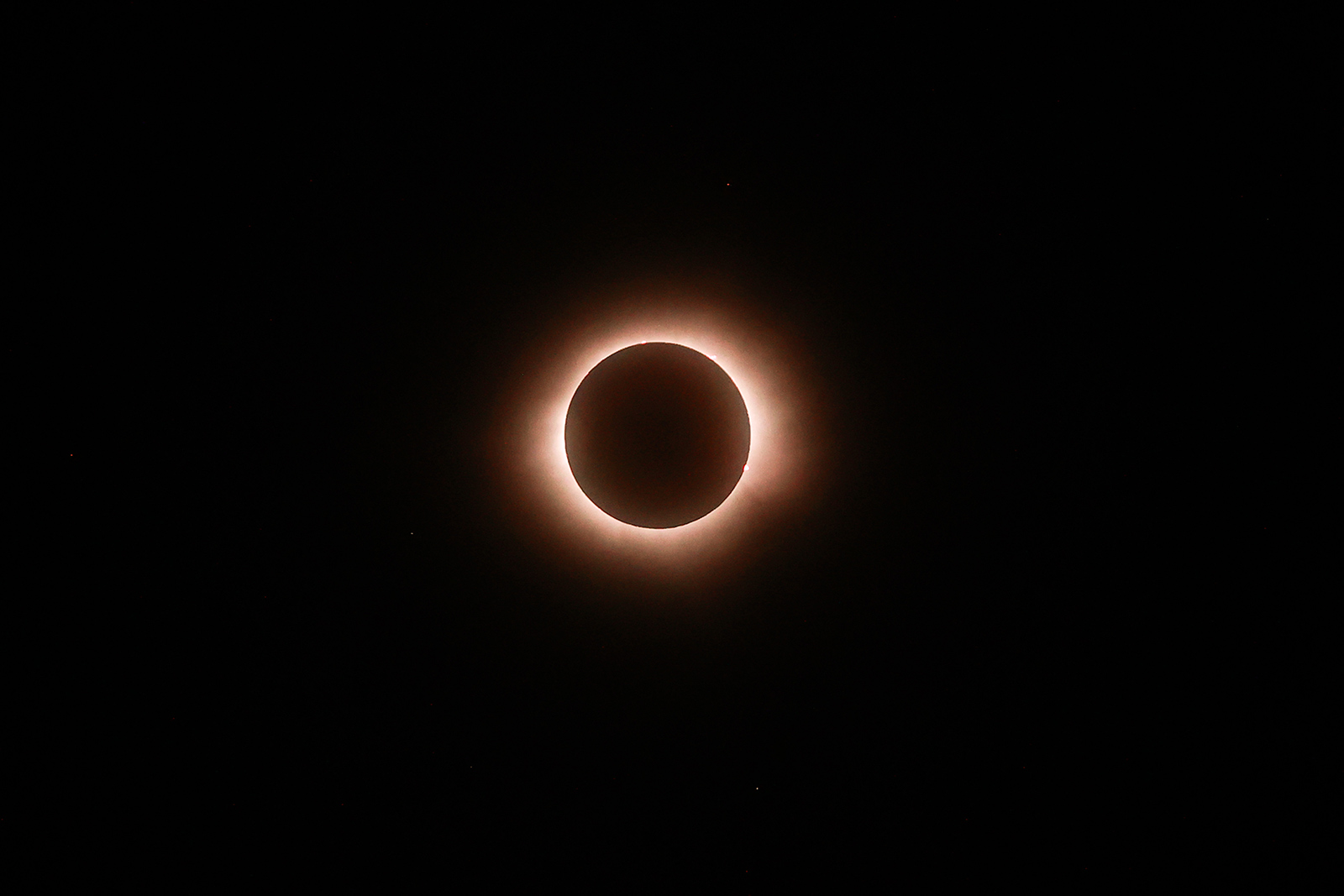 Peste 30 de milioane de oameni a fost în beznă ieri. Eclipsa totală de Soare a traversat 15 state americane