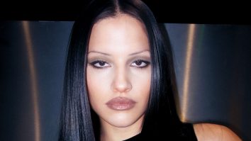 Revine moda anilor ’90 în make-up? În 2024 se poartă rujurile maro și fardurile în culori puternice