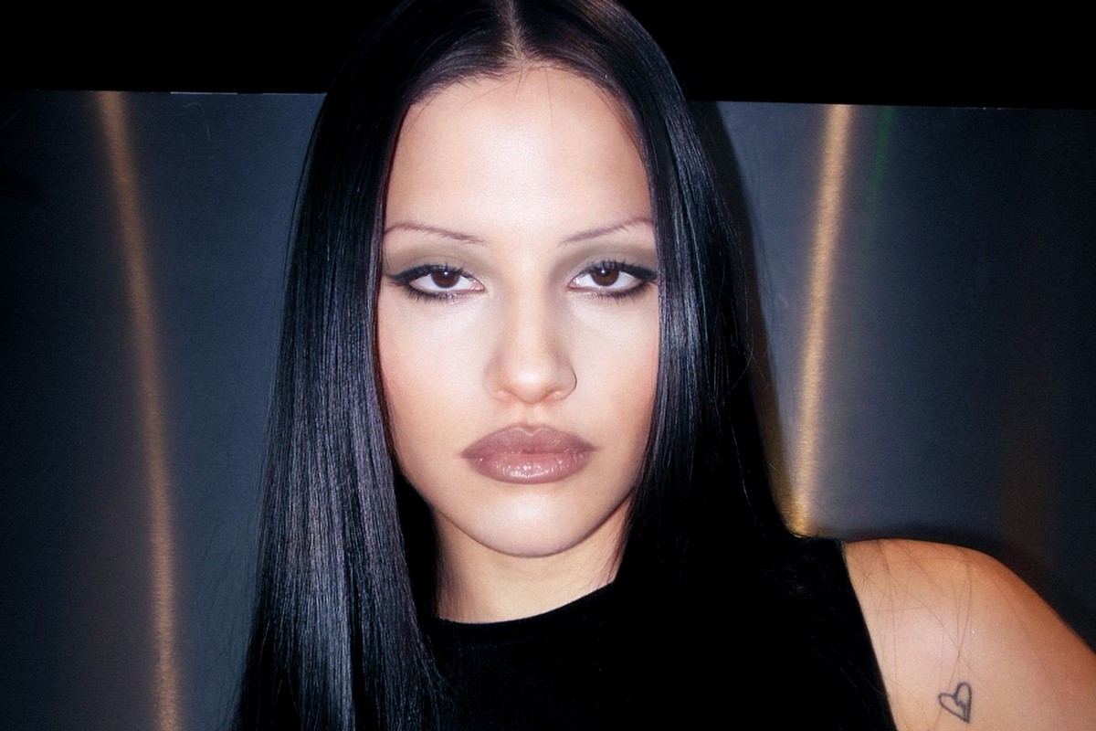 Revine moda anilor ’90 în make-up? În 2024 se poartă rujurile maro și fardurile în culori puternice