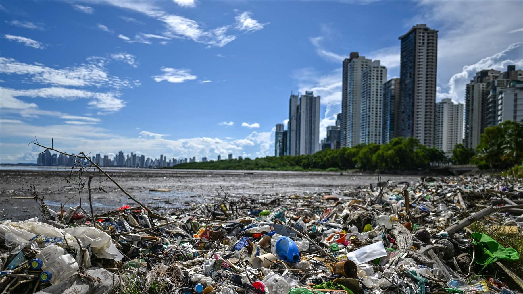 Emisiile de gaze cresc rapid din cauza industriei plasticului