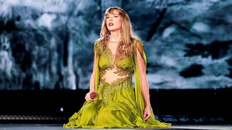 Taylor Swift a împărtășit cinci playlist-uri personalizate pentru Apple Music, inspirate de diferitele etape ale durerii sale. Fiecare este însoțit de un mesaj din partea artistei
