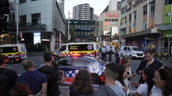 Un bărbat a fost împușcat iar mai multe persoane au fost înjunghiate într-un mall din Sydney