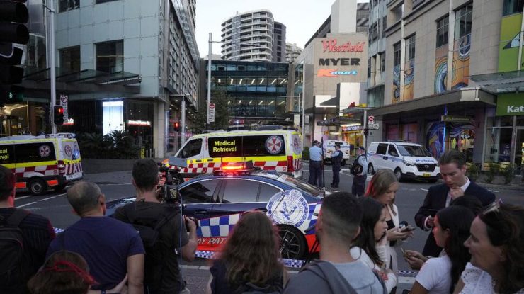 Un bărbat a fost împușcat iar mai multe persoane au fost înjunghiate într-un mall din Sydney