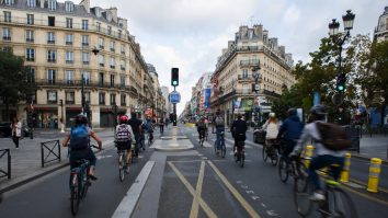Parizienii dau mașina pe bicicletă. De ce aleg francezii transportul pe 2 roți
