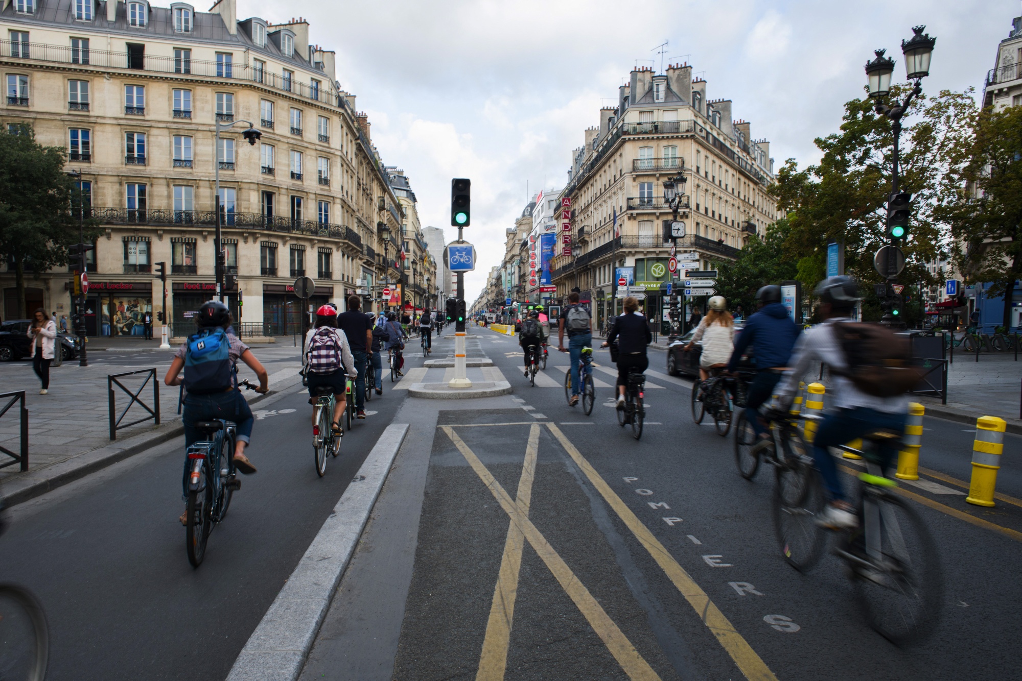 Parizienii dau mașina pe bicicletă. De ce aleg francezii transportul pe 2 roți