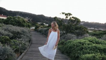 Cum te îmbraci în vacanță? Ofelia Cozma: „La partea de jos a ținutei trebuie să meargă orice bluză sau tricou”