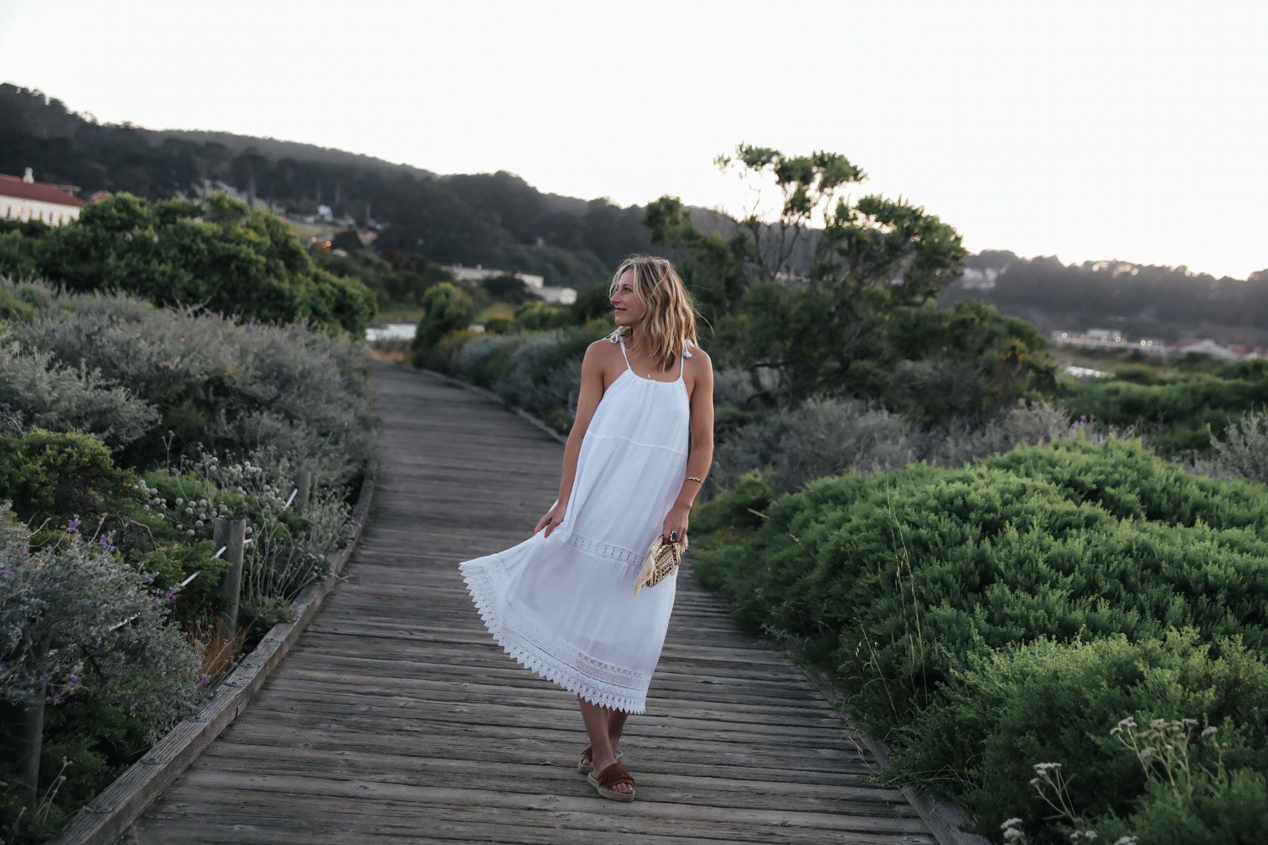 Cum te îmbraci în vacanță? Ofelia Cozma: „La partea de jos a ținutei trebuie să meargă orice bluză sau tricou”