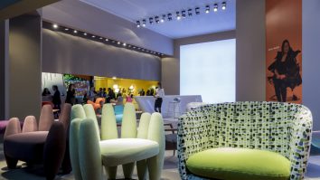 Salonul Internațional de Mobilă din Milano, cel mai mare eveniment internațional dedicat pasionaților de design interior s-a deschis astăzi, pentru public. Ce poți vedea