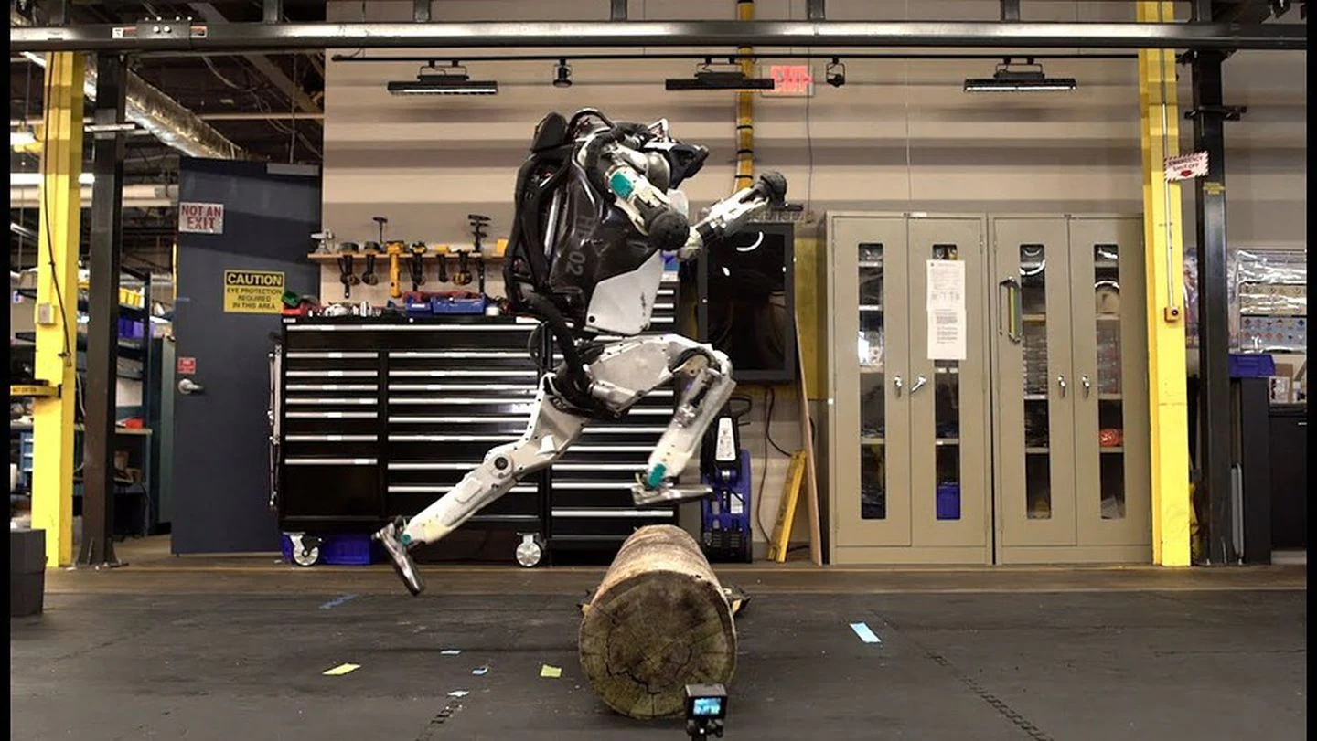 Noua versiune a robotului Atlas este complet electrică