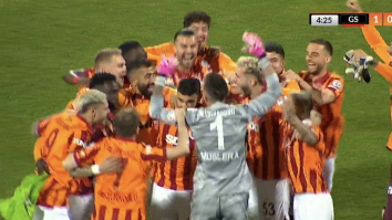 Galatasaray a câştigat Supercupa după doar 4 minute de fotbal. Jucătorii lui Fenerbahce au părăsit terenul după primul gol