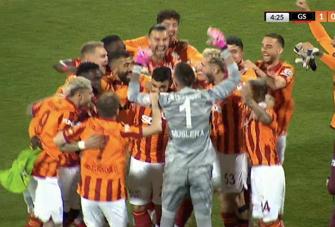Galatasaray a câştigat Supercupa după doar 4 minute de fotbal. Jucătorii lui Fenerbahce au părăsit terenul după primul gol