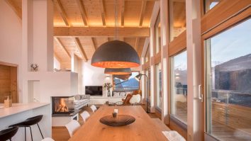 Lumina este unul dintre cei mai importanți factori atunci când îți decorezi casa. Ada Tache: „Layered lighting implică folosirea mai multor tipuri de iluminat. Nu vorbim doar de diferite surse de iluminat ci de o strategie”