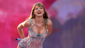 Peste 600 de persoane au fost înșelate de escrocii care vând bilete false la The Eras Tour. Cum poți achiziționa un bilet la concertul lui Taylor Swift, fără a fi înșelat
