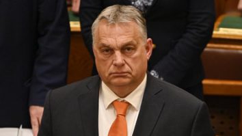 Comisia Europeană este îngrijoratā de relațiile strânse ale lui Viktor Orban şi Rusia. Aceasta solicită din partea Ungariei o poziție neutră față de Rusia la preşedinția Uniunii Europene
