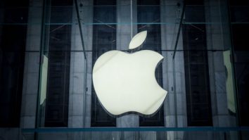 Apple desfiinţează sute de locuri de muncă după ce a renunţat la proiectul privind maşina autonomă