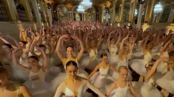 VIDEO. În pași de dans spre Cartea Recordurilor: 353 de balerine au dansat sincron în New York