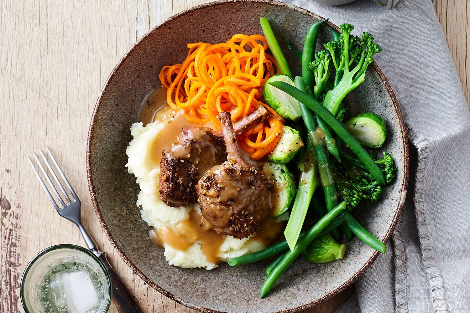 Cum alegi o dietă echilibrată? O alimentație sănătoasă trebuie să includă atât legume, cât și carne, fără a abuza de ele