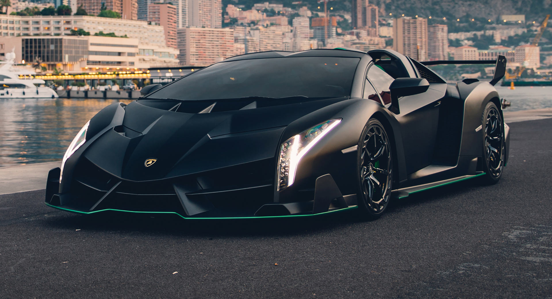 Tu ce conduci azi? Modelul Veneno Roadster de la Lamborghini este una dintre cele mai rare și mai costitoare mașini din lume