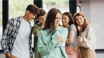 Deca vrea să oprească violența în școli prin camerele audio-video. Profesor: „În locul acestui Big Brother, care nu este o soluție, ar trebui să se investească în resursa umană”