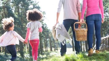 Studiu. Peste 60% din copiii din UK vor să stea mai mult în natură. Britanicii spun că parcurile sunt prea departe de casă