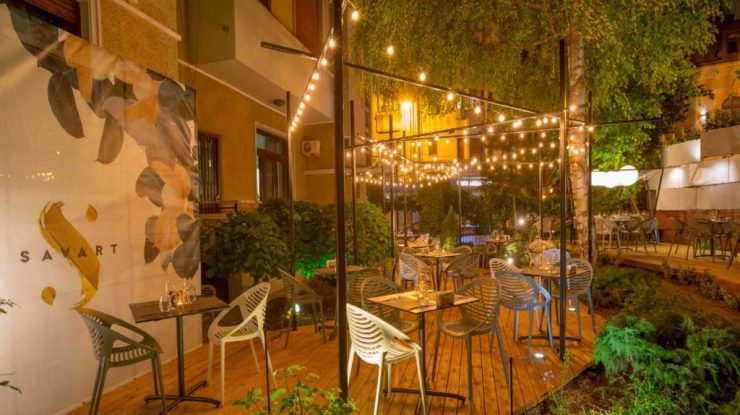 Unde mănânci azi? La Savart poți servi un lava cake în casa copiilor Ceaușescu