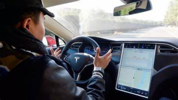 Funcția Autopilot de la Tesla a fost implicată în 13 accidente mortale, spune autoritatea de reglementare din SUA