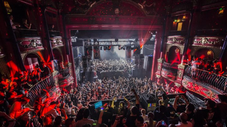 STUDIU. Petrecerile de zi au ajuns să fie tot mai preferate de tineri. De ce nu mai merg britanicii la club pe timpul nopții