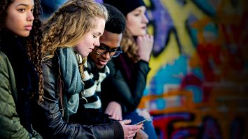 Generația Z se simte dezamăgită de politică și de societate, arată un studiu la nivel global. Ariana Dudună: „Tinerii au multe frustrări”