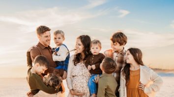 O familie din SUA călătorește cu cei opt copii într-un autobuz școlar