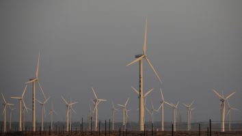 UE investighează investițiile făcute de China în energia eoliană. China domină piața panourilor solare