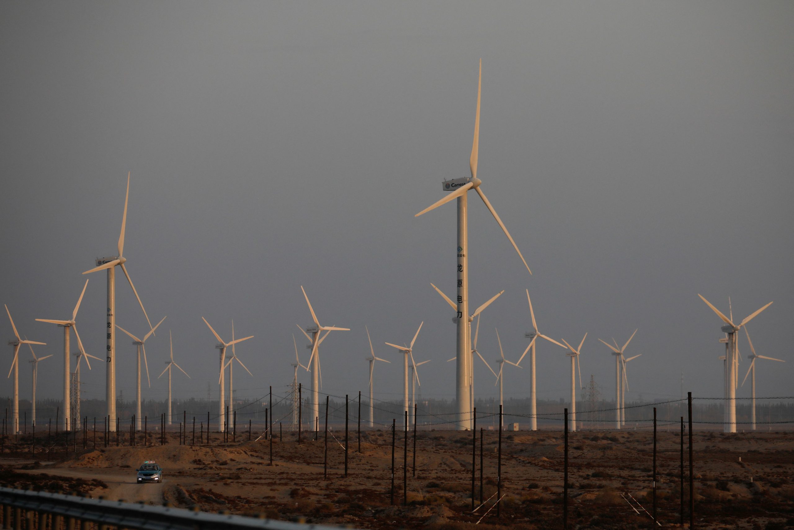 UE investighează investițiile făcute de China în energia eoliană. China domină piața panourilor solare