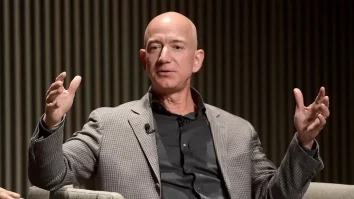 Jeff Bezos și-a cumpărat un al treilea conac pe Indian Creek, pentru 90 de milioane de dolari. Insula găzduiește mai puțin de 100 de rezidenți, printre care Ivanka Trump și Tom Brady