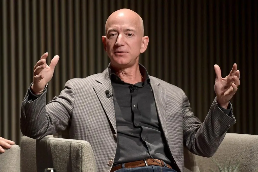 Jeff Bezos și-a cumpărat un al treilea conac pe Indian Creek, pentru 90 de milioane de dolari. Insula găzduiește mai puțin de 100 de rezidenți, printre care Ivanka Trump și Tom Brady